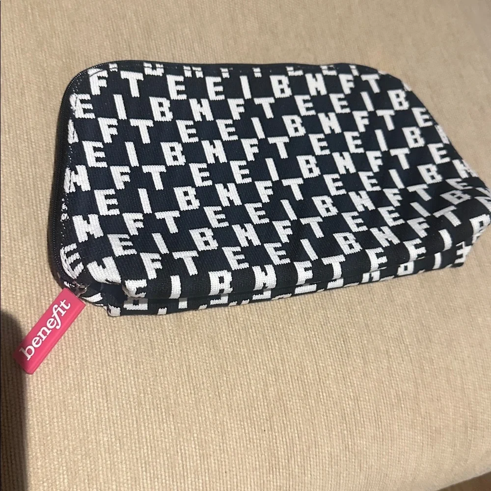 BNWOT Benefit Monochrome Cosmetic Pouch - Picture 2 of 3
